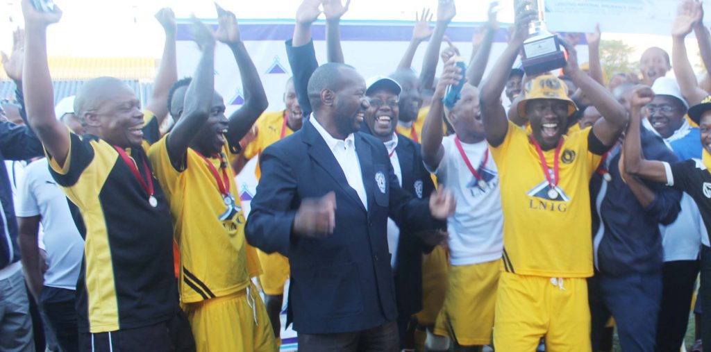 Premier league chairman Lebohang Thotanyana presents Bantu with their 2015 LNIG Top8 trophy