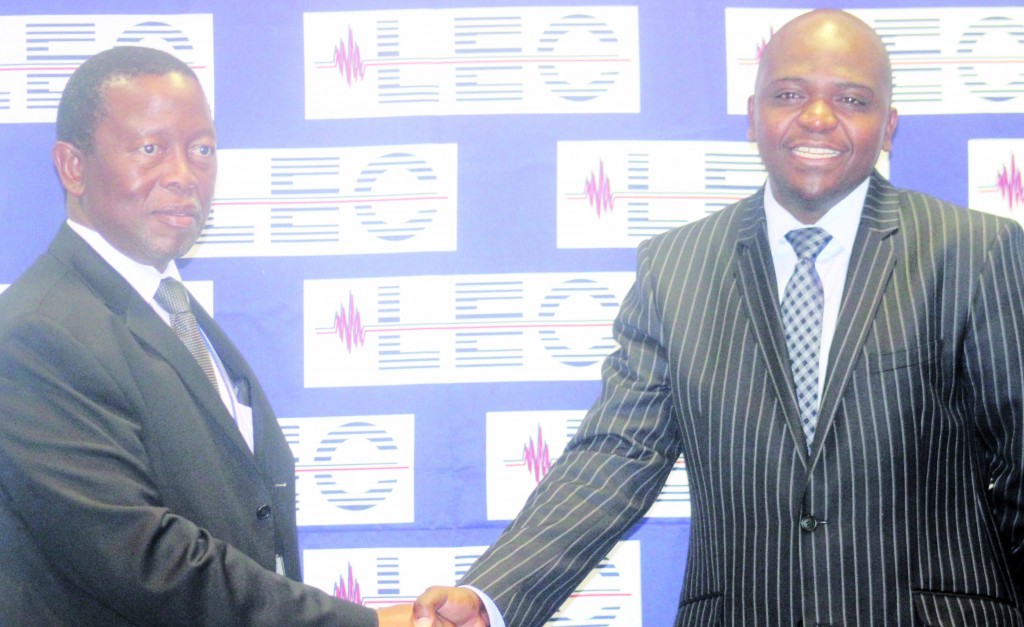 LEC MD Mbele Hoohlo shakes on the deal with SLB CE Mpho Vumbukani yesterday.