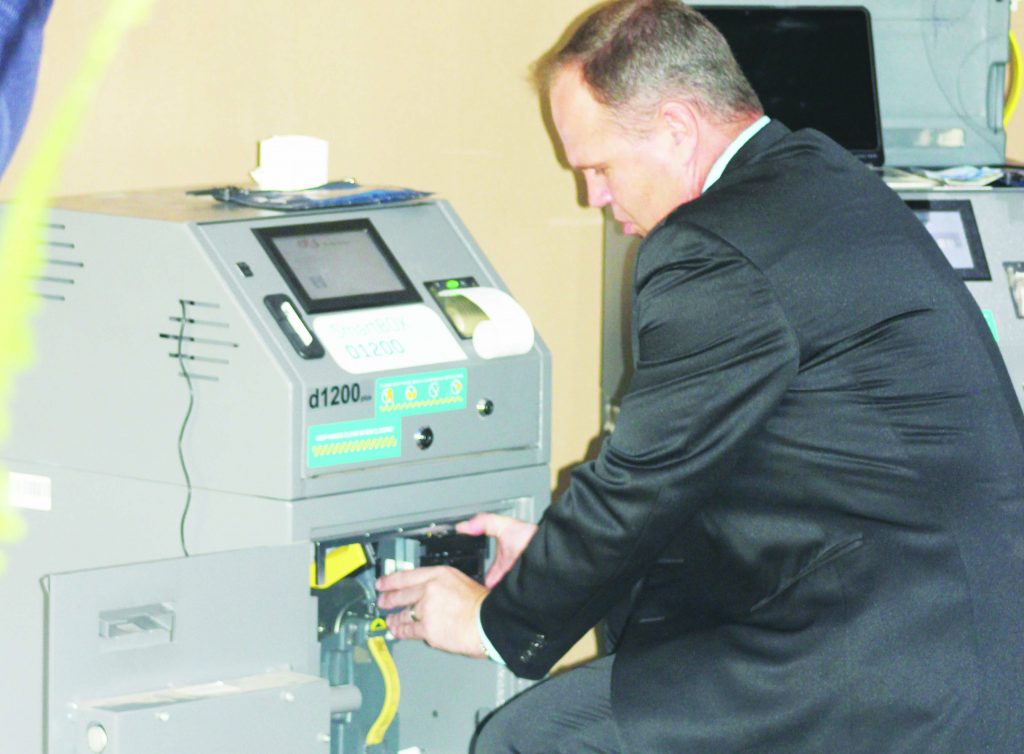 AN FNB consultant demonstrates how the Cash Deposita operates.